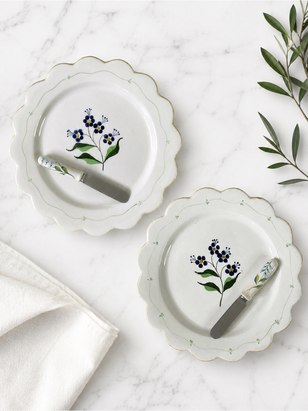 Set 2 SECLA Portugal Hand Painted Floral Dessert/Tea Plates + 2 Cheese Spreaders